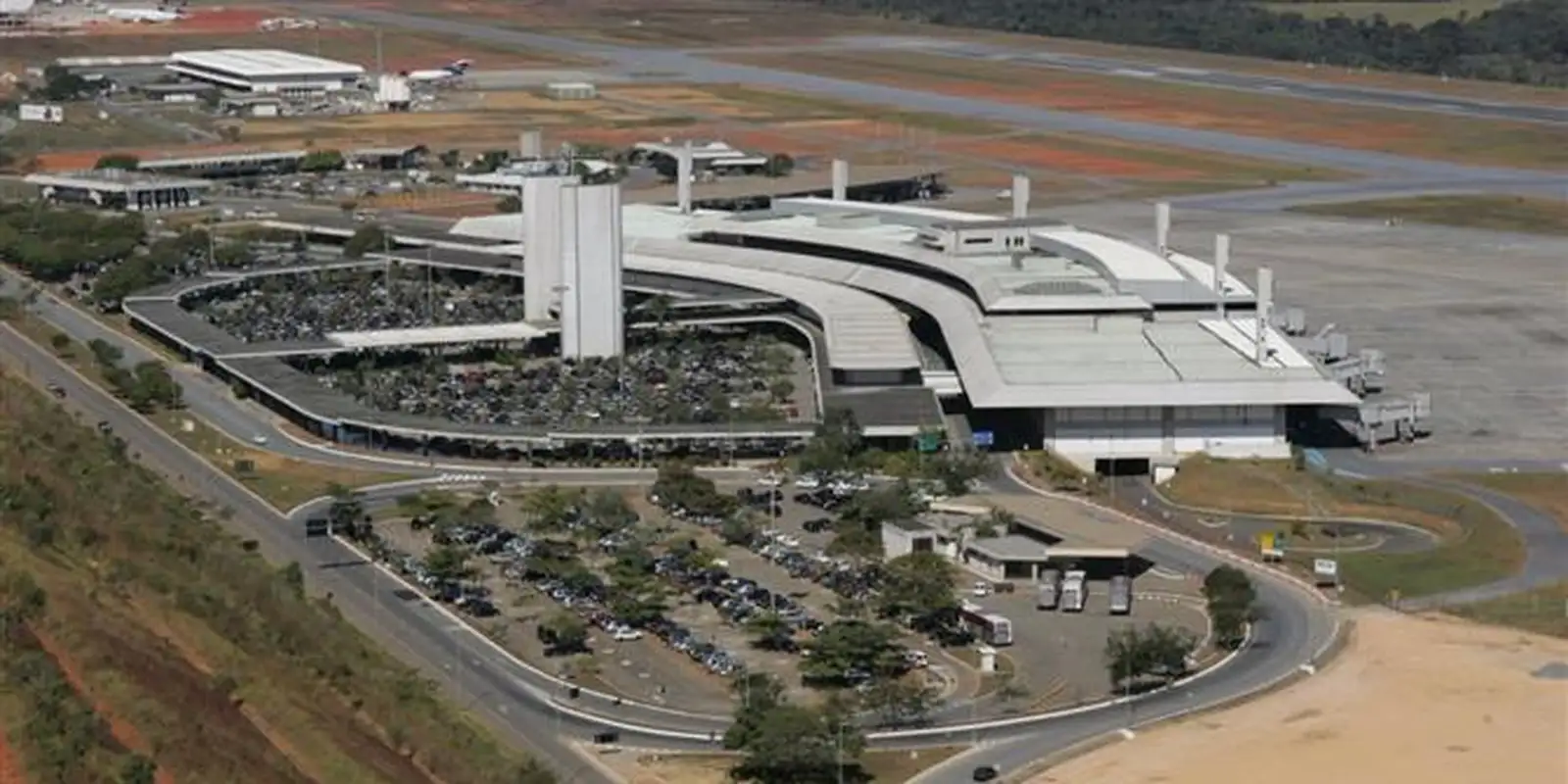 BH: Aeroporto de Confins suspende operações por problema na pista