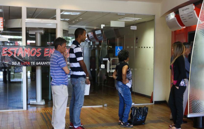 Bancários fazem paralisação nacional de 24 horas nesta quinta-feira