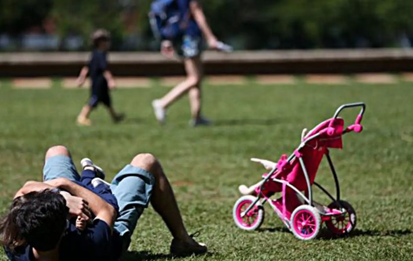 Pais estão menos presente na criação de filhos, aponta estudo
