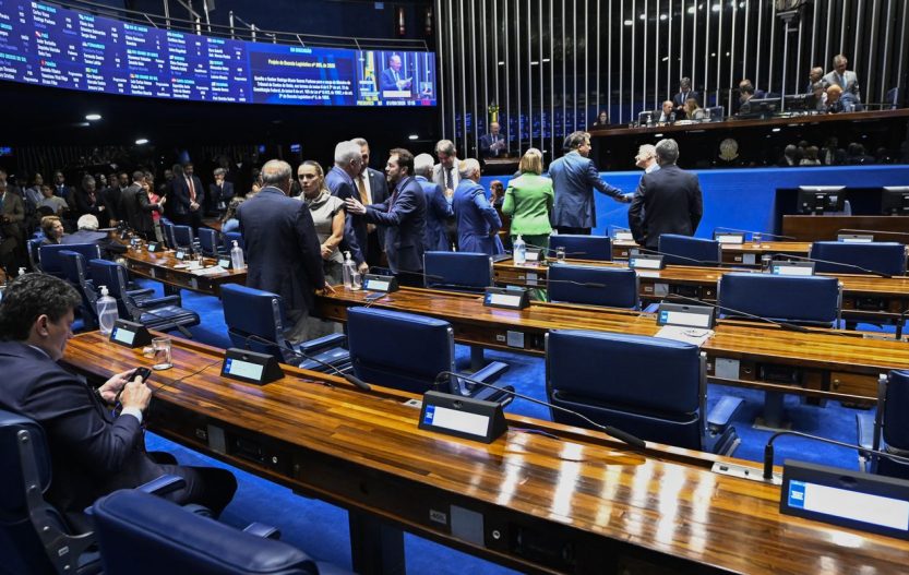 Aziz articula rito especial para levar PEC da escala 6x1 ao plenário