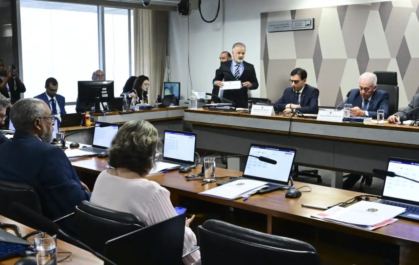 CCJ do Senado aprova PEC que acaba com jornada 6x1