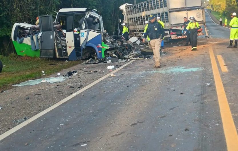 Corpos das vítimas de acidente no Paraná são retirados da pista