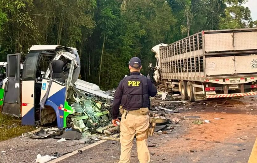 Corpos de vítimas de acidente no Paraná são retirados da pista