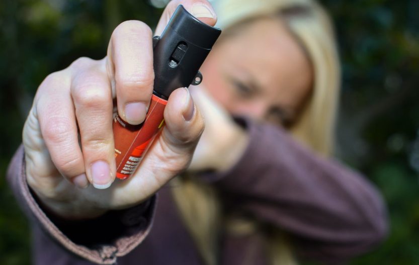 Mulheres podem comprar e usar spray de pimenta para defesa pessoal