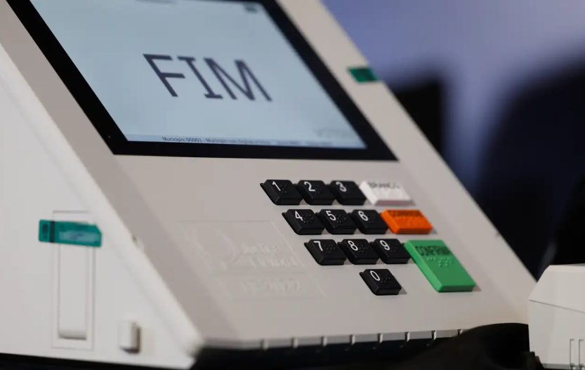 IA e vídeos falsos superam fake news como maior ameaça à democracia
