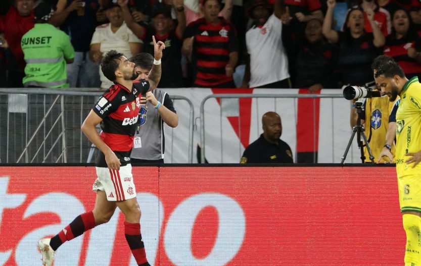 Flamengo vence e fica a um ponto do Palmeiras, líder do Brasileirão