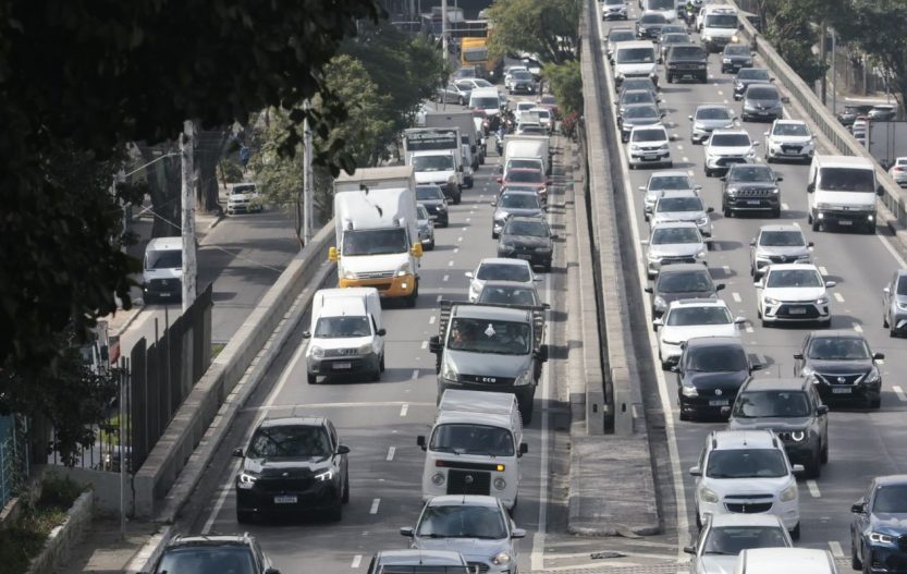 Paralisação de trens causa congestionamento nas ruas de SP