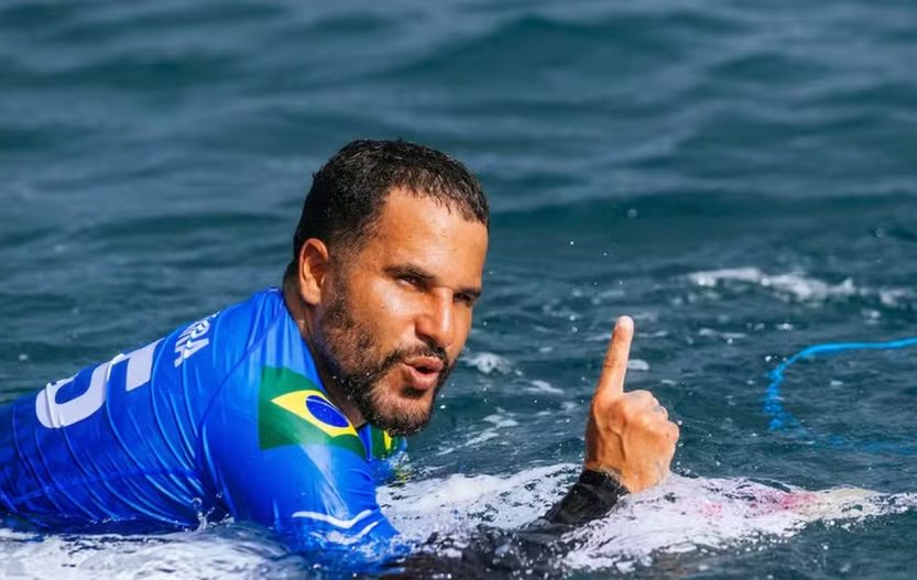 WSL: Ítalo Ferreira domina tubos em Teahupo’o e avança às semifinais