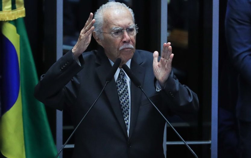 Ex-presidente José Sarney é internado com quadro de pneumonia