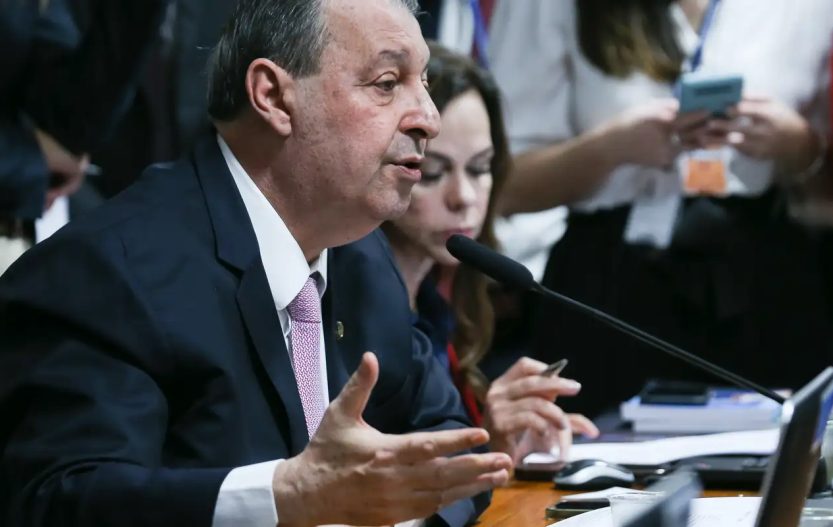 Relator da CCJ do Senado vota a favor da PEC do fim da escala 6x1