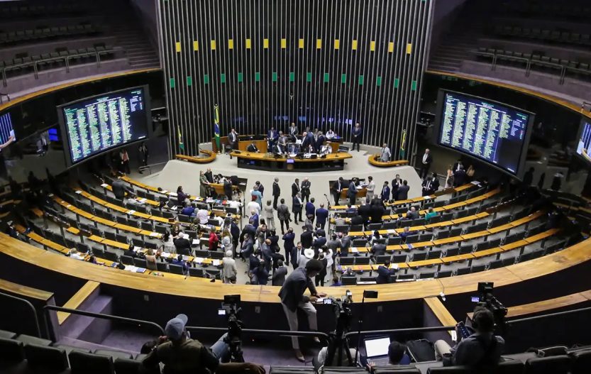 MP da "taxa das blusinhas" é aprovada na Câmara e vai ao Senado