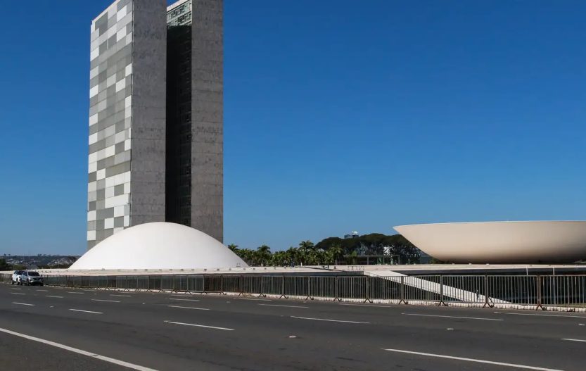 Votação da MP que zera "taxa das blusinhas" é adiada para terça