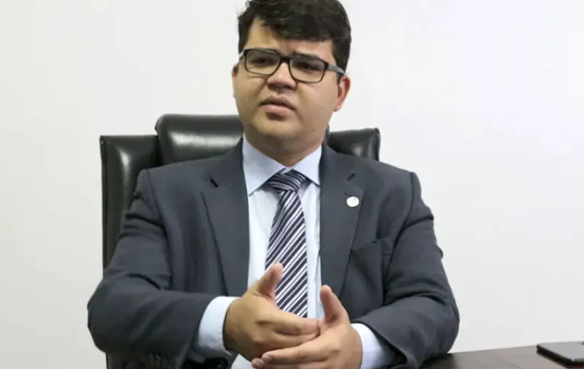 secretario-chico-lucas.jpeg.800x0_q75_crop.webp.webp