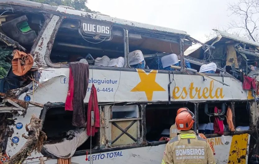 Oito pessoas morrem em tombamento de ônibus em Petrópolis