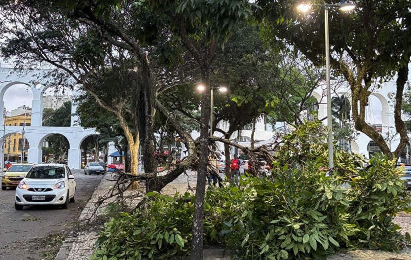 Ventania causa apagão e paralisa transportes no Rio de Janeiro